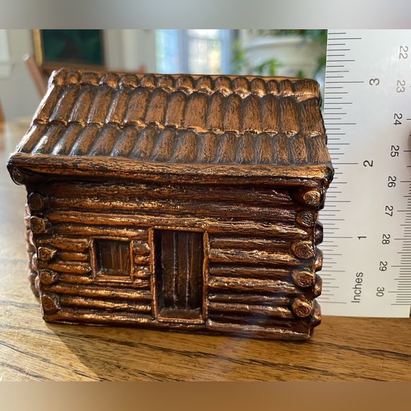 Vintage metal log cabin bank. Dimensions @ 4.25 x 2.5 x 3.25 in inches - Picture 6 of 10